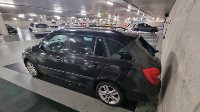 Beijk had de auto zo dicht mogelijk tegen de muur aan geparkeerd. 