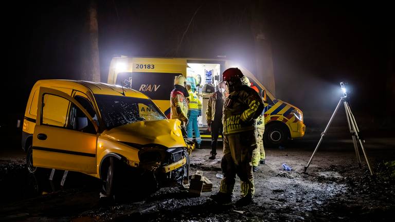 De bestuurder van de auto is na de botsing in Goirle met spoed naar een ziekenhuis gebracht (foto: Jack Brekelmans/SQ Vision).