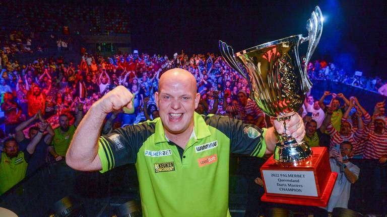 Michael van Gerwen dolblij met de trofee (foto: PDC).