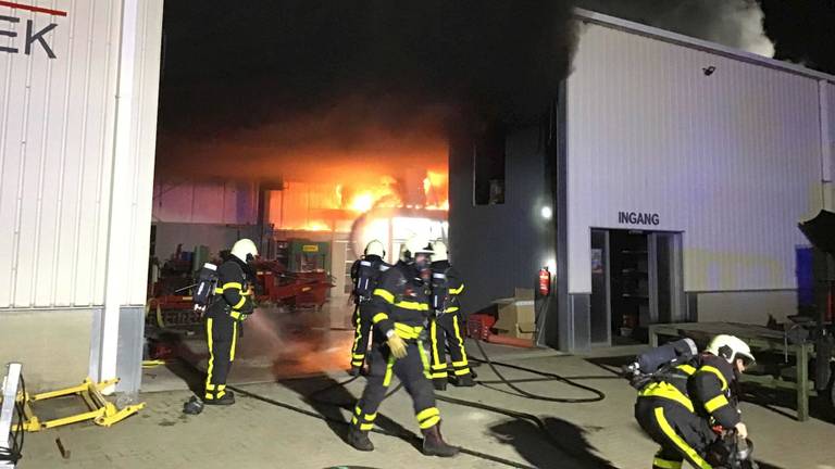 De brandweer bestreed het vuur in de loods in Steenbergen (foto: Twitter Veiligheidsregio MWB).