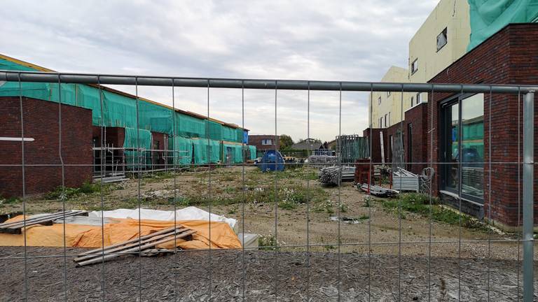 De huizen moeten tegen de grond (foto: Ferenc Triki).