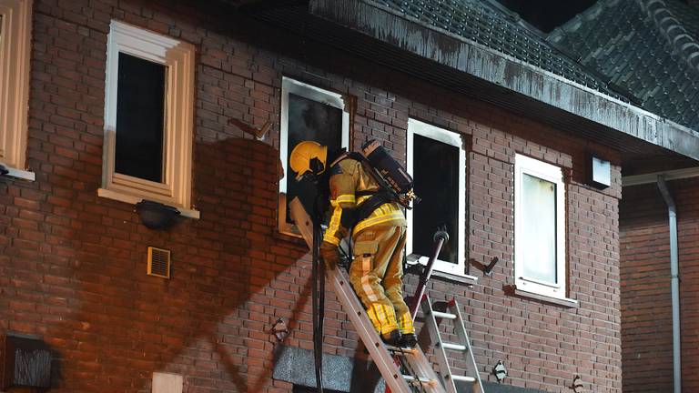 Het vuur in het huis in Dongen was rond zeven uur onder controle (foto: Jeroen Stuve/SQ Vision).