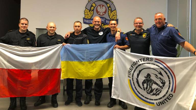 Na de overhandiging poseren met Poolse en Oekraïense collega's (foto: Stichting Firefighters United).