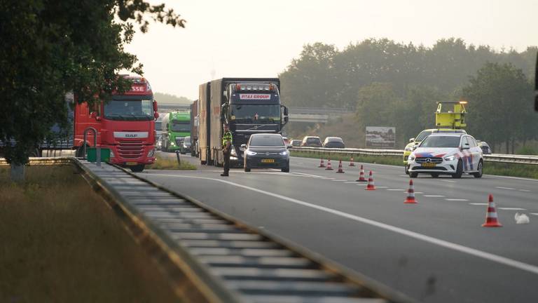 Het ongeluk op de A2 bij Budel leidde tot fikse problemen op de weg (foto: WdG/SQ Vision).
