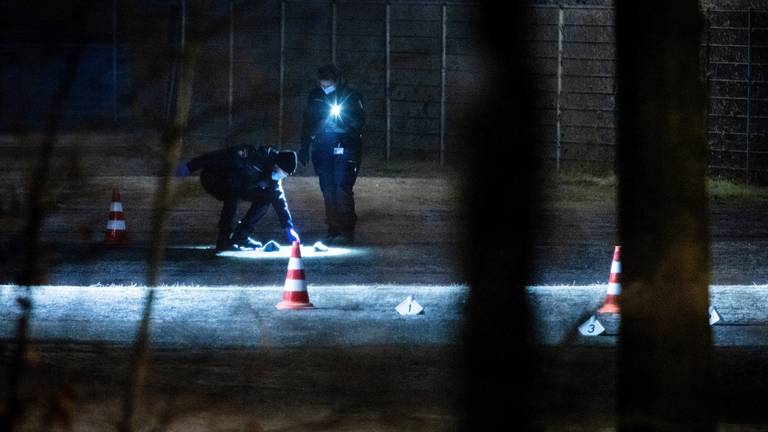 De politie op de plek waar een 24-jarige man is ontvoerd in Breda (foto: ANP).