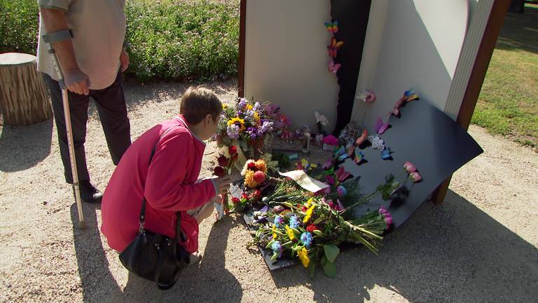 De oma van Dana en Liva legt twee jaar na het spoordrama bloemen bij het monument