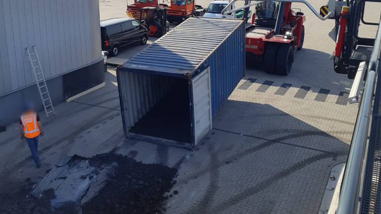 Een van de zeecontainers waar de drugs in zaten (foto: politie).