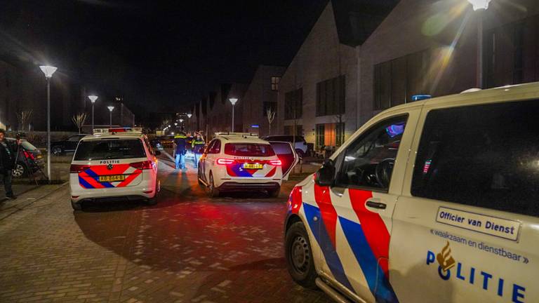 De politie kwam massaal naar de Flowcoatstraat in Eindhoven (foto: Dave Hendriks/SQ Vision).