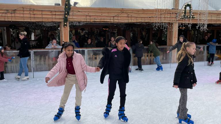 Terhas en Ksaet op de Tilburgse schaatsbaan (foto: Tom van den Oetelaar).