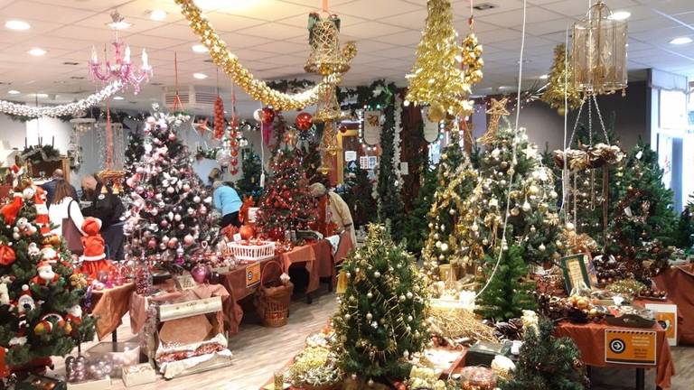 Alleen maar tweedehands kerstsfeer te koop in de Kerstkringloopwinkel (foto:Kerstkringloopwinkel)