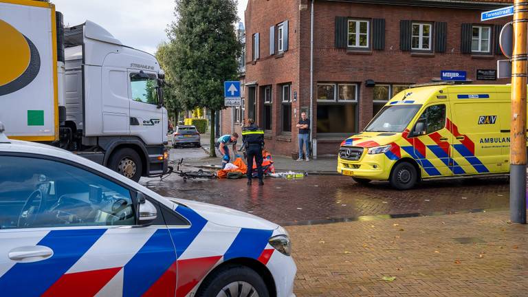 De aanrijding vond plaats op het Raadhuisplein in Drunen (foto: Iwan van Dun/SQ Vision).