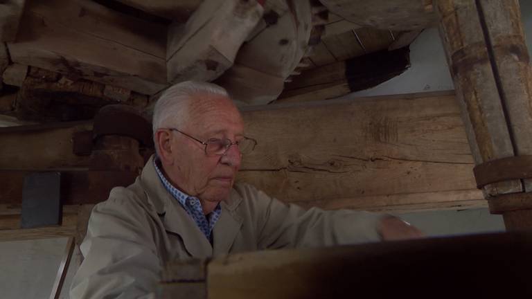 Jan Smolenaers (89) aan het werk in zijn geliefde molen (foto: Tessel Linders).