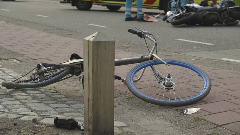 De fiets en de motor na de botsing in Etten-Leur (foto: Perry Roovers/SQ Vision Mediaprodukties).