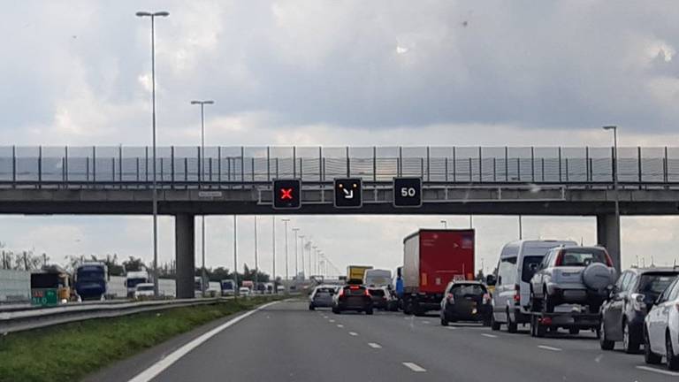Automobilisten negeren rood kruis (foto: Team Verkeer Zeeland-West-Brabant)