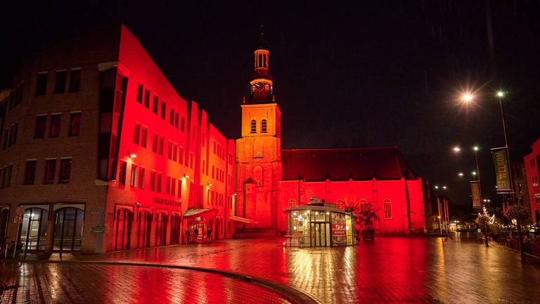 Stadskantoor in Etten-Leur kleurt rood (foto: Tom van der Put/SQ Vision)