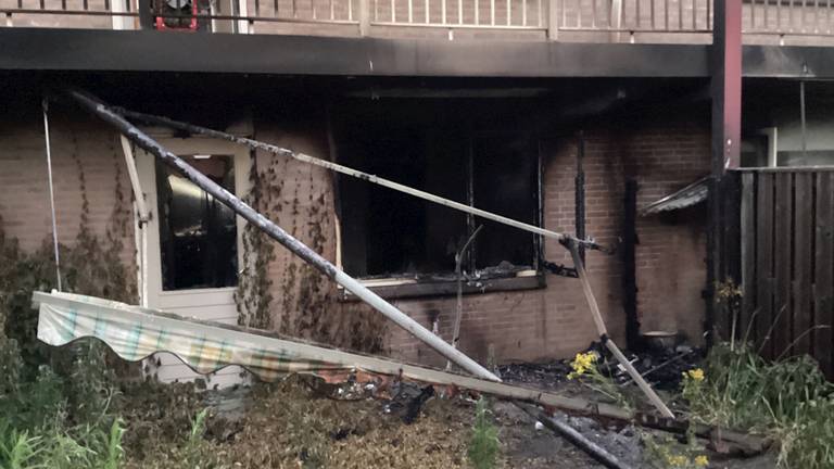 Een appartement van het blok in Waalwijk brandde volledig uit (foto: Veiligheidsregio MWB).