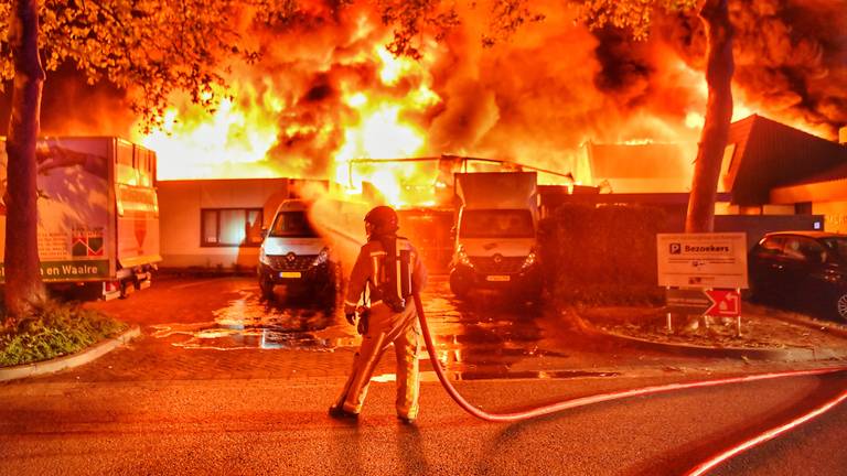 De kringloopwinkel ging bij de brand in Veldhoven verloren (foto: Rico Vogels/SQ Vision).