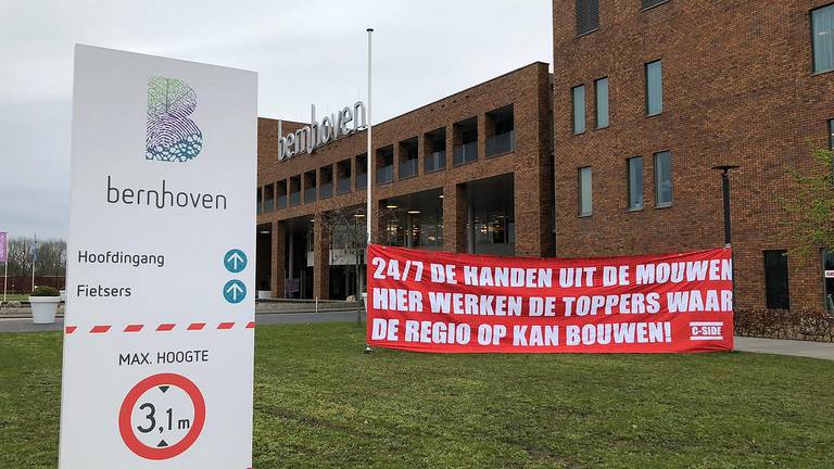 Steunbetuigingen voor medewerkers van Bernhoven in Uden (foto: Joris van Duin).