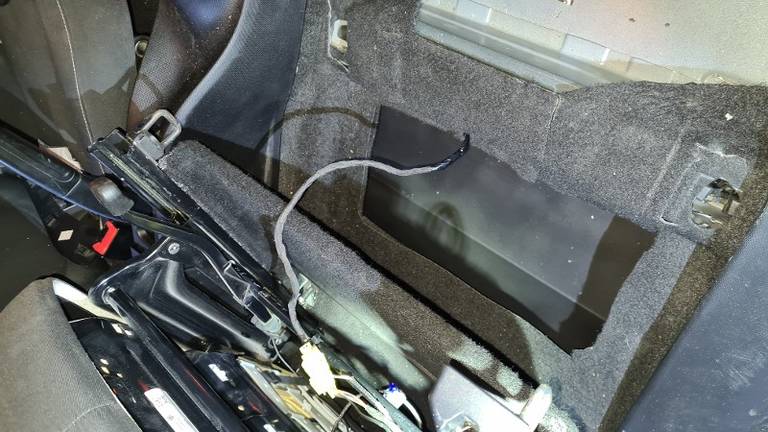 De verborgen ruimte in de auto (foto: politie) 