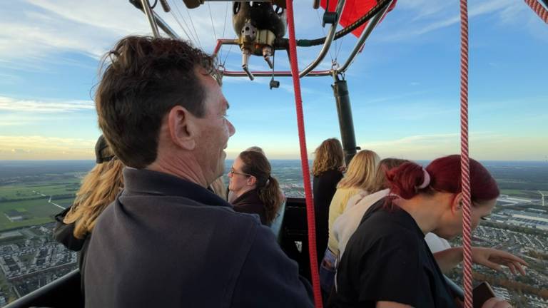 Ballonvaarder Daan met acht vrouwen op date in de lucht (foto: Megan Hanegraaf).