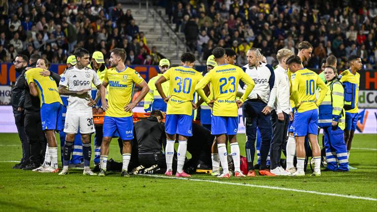 Spelers schermen de behandeling van keeper Etienne Vaessen af (foto: ANP/Olaf Kraak).