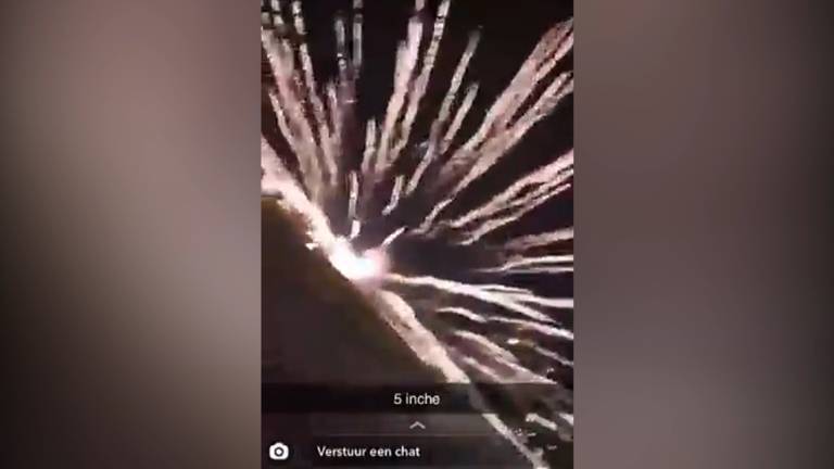 Professioneel vuurwerk ontploft op de grond. 