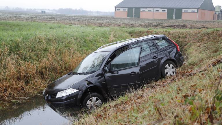 De auto belandde in de sloot (foto: Saskia Kusters/SQ Vision).