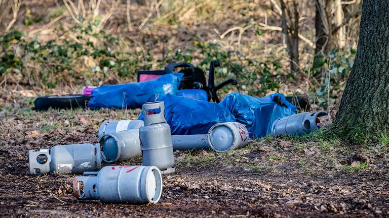 De gasflessen en zakken werden gevonden langs de Abcovenseweg in Tilburg (foto: Jack Brekelmans/SQ Vision).