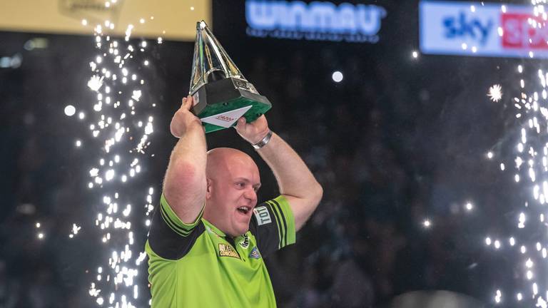 Michael van Gerwen schrijft geschiedenis in Premier League darts