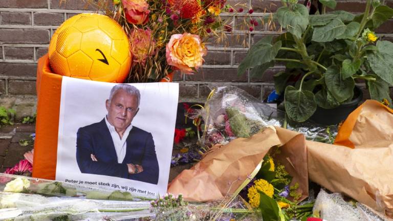 Bloemen voor Peter R. in Amsterdam (foto: ANP/Hollandse Hoogte/Herman Wouters).