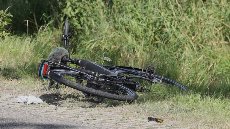 Fietser ernstig gewond bij aanrijding, automobilist rijdt door