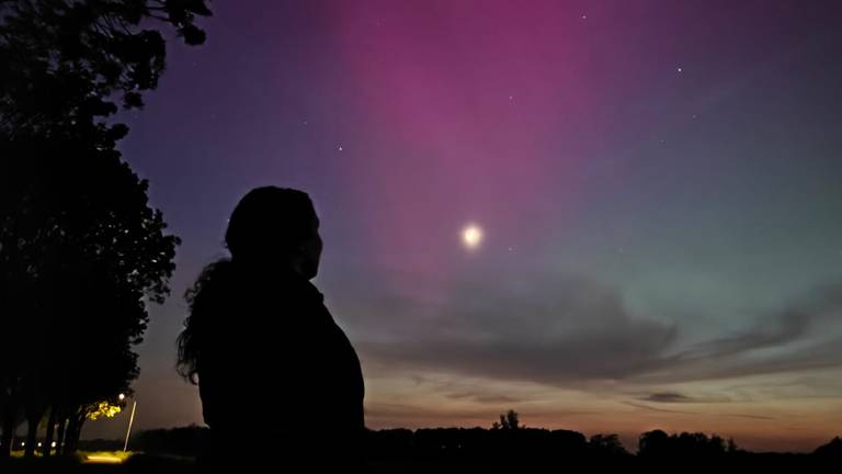 Zo zag het Noorderlicht eruit om kwart voor elf vrijdagavond in Hoeven (foto: Linda Kools).