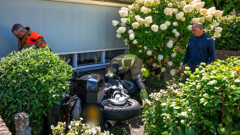 Motorrijder crasht in voortuin en knalt hard tegen gevel van huis