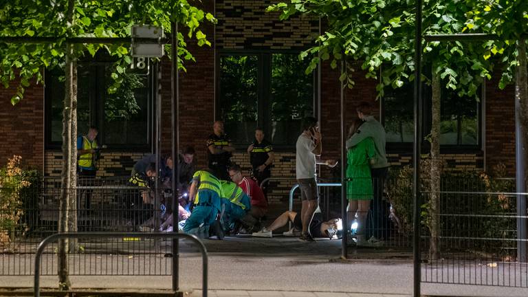 Deux victimes ont été soignées dans la cour de l'école, une a dû être transportée à l'hôpital (photo : Iwan van Dun/SQ Vision).