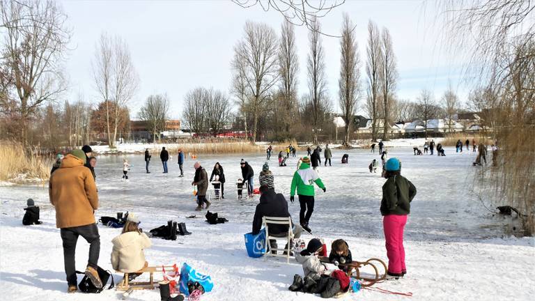 Schaatsers op de Linievijver in Breda (foto: Henk Voermans).