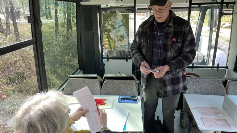 Stemmen in een safaribus, kan kan woensdag in de Beekse Bergen (foto: René van Hoof).
