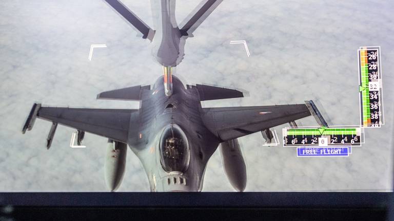 Een boordcamera controleert het bijtanken van een F-16-straaljager. (foto: Koninklijke Luchtmacht)