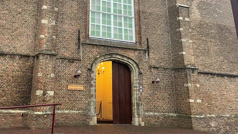 De deur van de hervormde kerk in Waspik stond zondag weer gewoon open (foto: Tonnie Vossen).