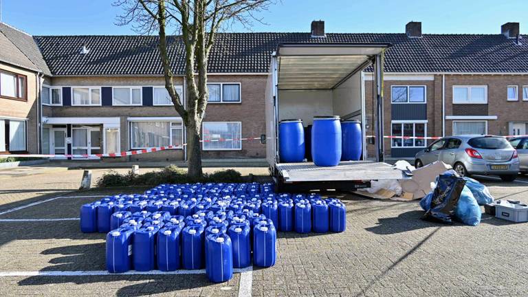 Een deel van de parkeerplaats in Zundert is na de vondst van het drugsafval afgezet (foto: Tom van der Put/SQ Vision).