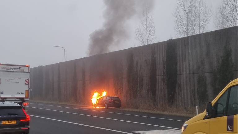 Auto in brand op A2 bij Best-West (Foto: Emiel Groenendijk).