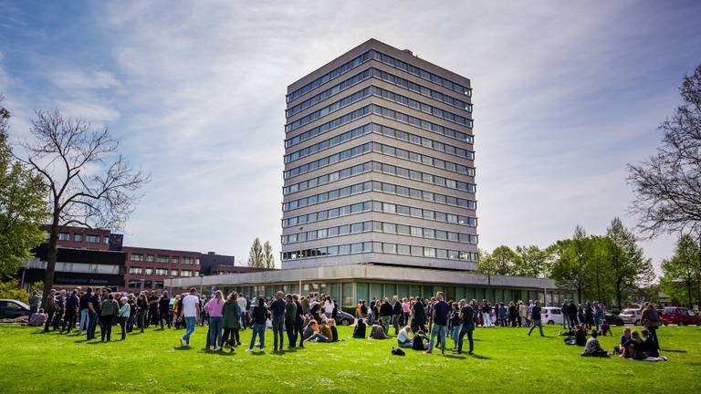 Het voormalige belastingkantoor aan de Karel de Grotelaan (foto: SQ Vision)