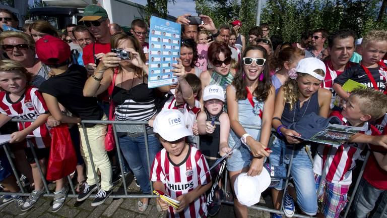 PSV-supporters wachten op de spelers van PSV tijdens een jaarlijkse fandag waar het team voor het nieuwe seizoen aan het publiek gepresenteerd werd.