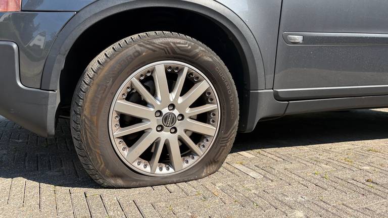 Meerdere auto's in de Ministerlaan hebben lege banden (foto: Imke van de Laar).