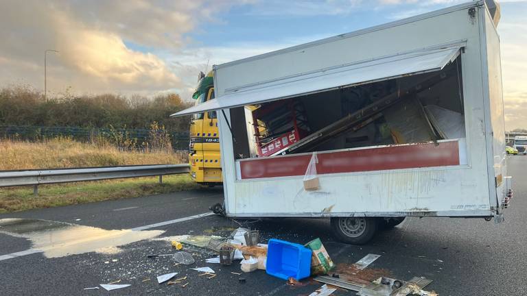 Frietkar kantelt op de A2 (foto: Rijkswaterstaat).