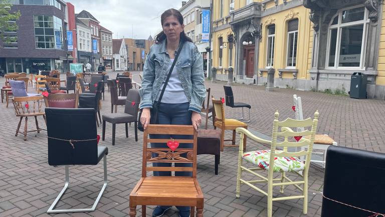 Lege stoel bij Claudia aan tafel na fataal verkeersongeluk van haar René