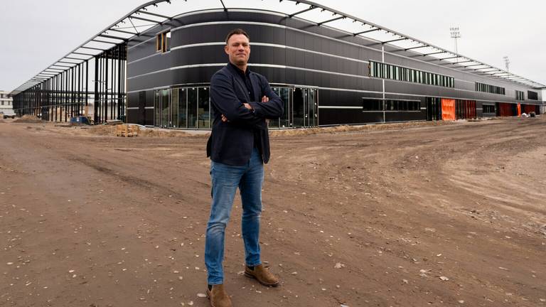 Kevin Hofland bij het nieuwe stadion in wording van Helmond Sport (foto: Helmond Sport).