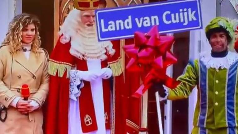 Sinterklaas geeft de vijf burgemeesters een nieuw plaatsnaambord. Screenshot: uitzending NPO.