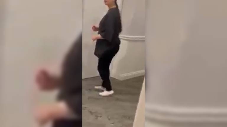 Beelden laten zien hoe meisjes Van der Poel lastigvielen in hotel