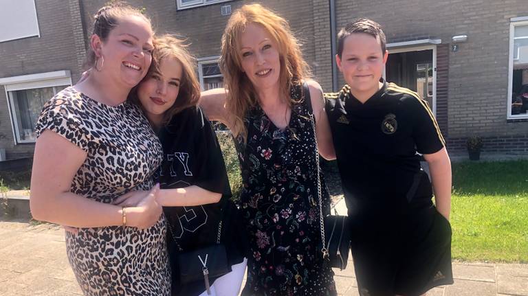 Daniella  en Patricia met hun kinderen (foto: Tonnie Vossen)