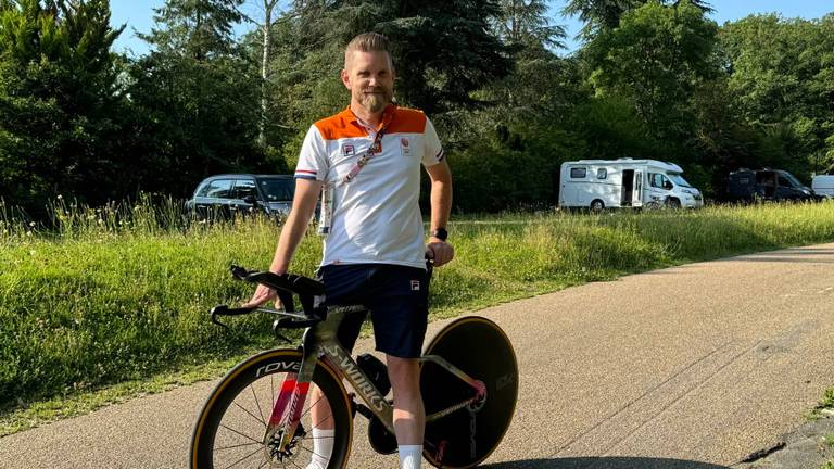 Edwin op de fiets van Demi Vollering (foto: Manon Snoeren).